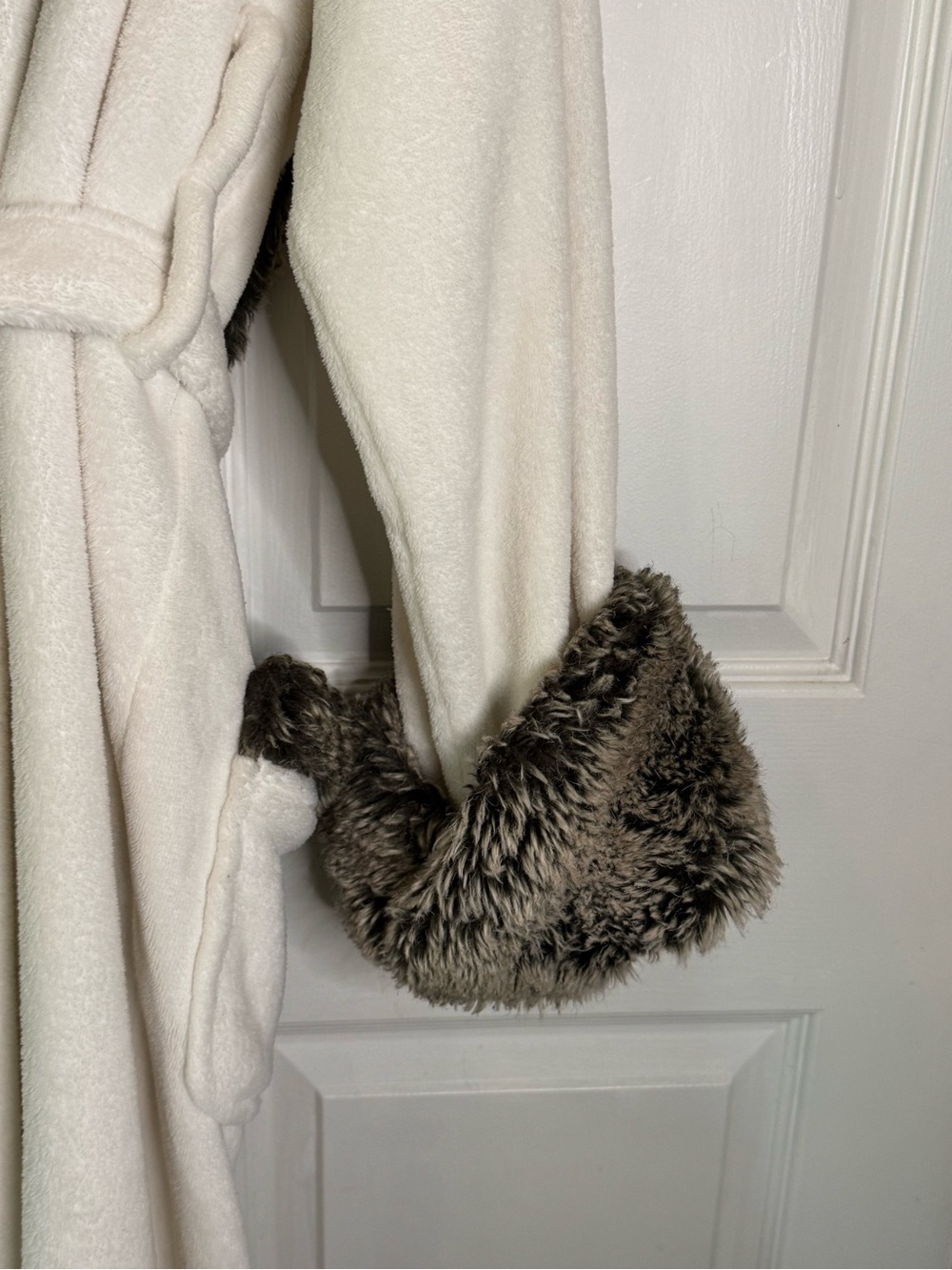 Pottery Barn Cream Robe with Gray Faux-Fur Trim - Picture 13 of 15